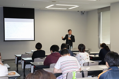 北海道情報大学准教授で臨床心理士の五浦哲也氏による特別講演の様子