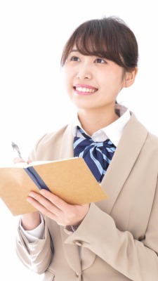 メモを取る高校生