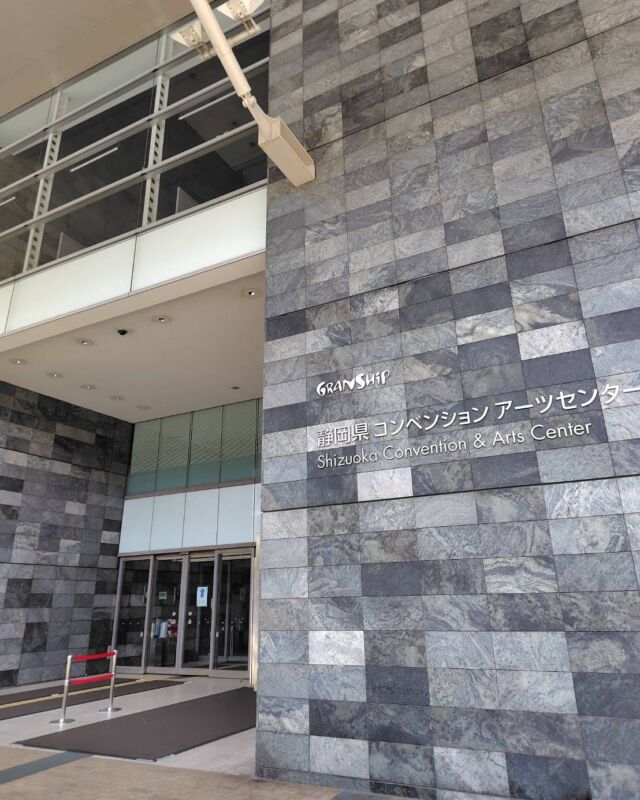 通信制高校相談会「#新しい学校選びフェア 」静岡会場は本日開催！  会場は、静岡駅ではなく「東静岡駅」南口からすぐの「グランシップ」にて。
お車の方は駐車場もあります。  15:30まで入退場自由で開催しておりますので、通信制高校やサポート校への進学・転校に興味のある方は是非ご来場ください。  通信制高校の仕組みが良くわかる「新しい学校選び講座」は、予約フォーム上では満席となっておりますが、各回とも当日キャンセルが出ておりますので、キャンセル待ちにてご覧いただけます。受付でお申し出ください！  お待ちしています！